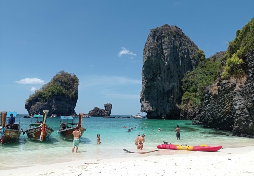 Solve Nui Beach Phi Phi jigsaw puzzle online with 140 pieces