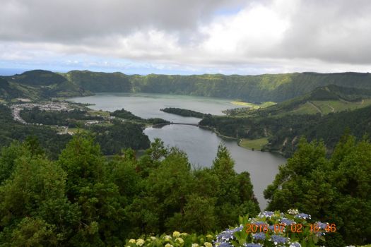 Solve Lagoa das Sete Cidades, Azorerna 1a jigsaw puzzle online with 442 ...